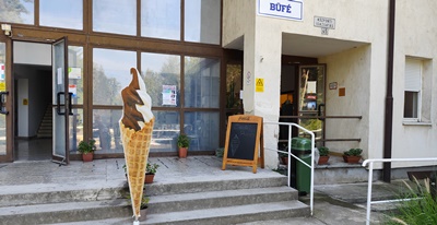 Gazdasági épület bejárat. Büfé a földszinten, Pénztár az emeleten.