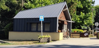 Porta épület a bejáratnál